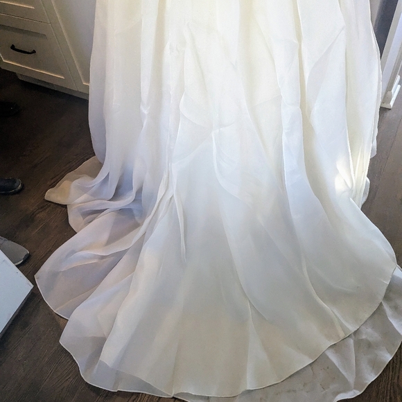 Vera Wang Wedding Dress - Picture 3 of 9